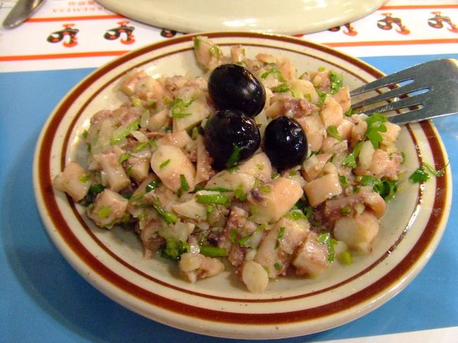 さっそく晩御飯を食べに、タイパ島へ。<br />味は美味しいのですが、日本人からすれば、<br />タコが茹で過ぎで残念。