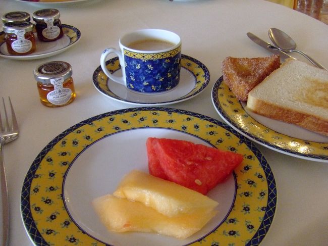 翌日。旅の楽しみのひとつ、朝食です。<br />やはり学生さんがサーブ。<br />種類も多く、パンもここの学生が焼いているとか。<br />フレンチトーストが、今まで食べた中で<br />一番でした！