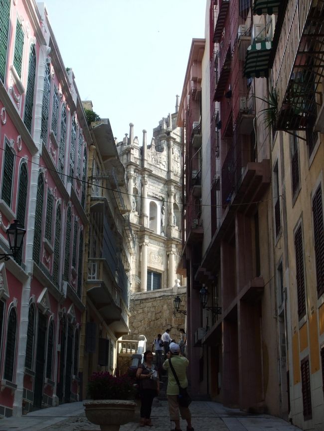 カップルが結婚アルバムの撮影をしていました。<br />その位、雰囲気のある通り。