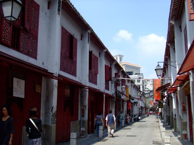 ひたすら歩きます。あ、暑い。。<br />思ったよりも閑散としている土曜日の午後。