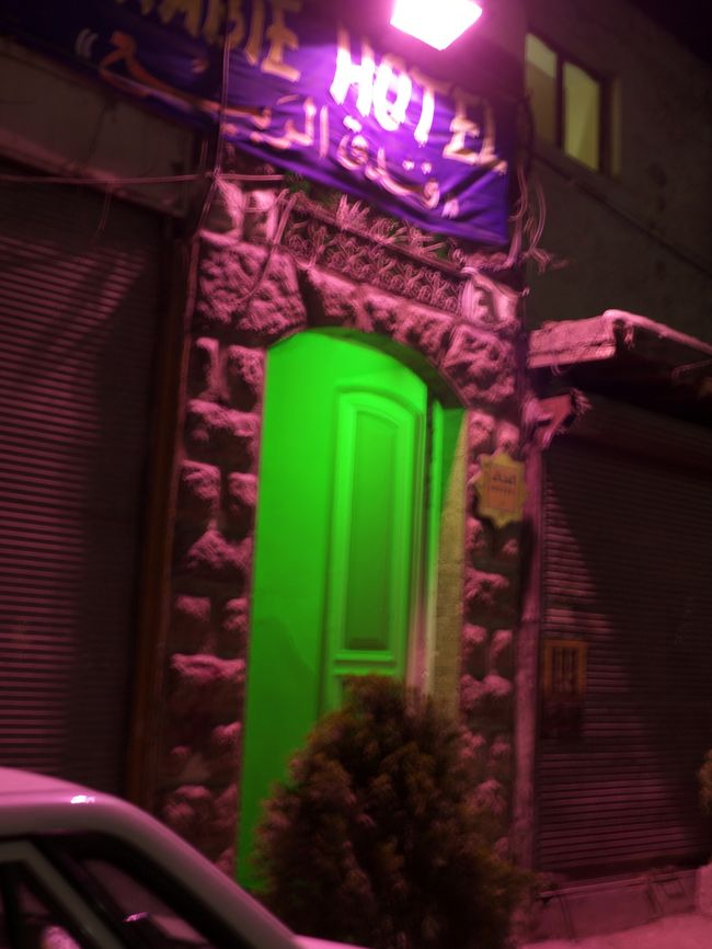 アルラビホテル横　歩き方p166<br /><br />ヨルダンで旅行者から得た情報で、歩き方に載ってる宿はほとんど満室と聞いていたが本当だった。<br /><br />下記ホテルはヨーロッパからのツアー客で満室だった。<br />アルラビホテル<br />アルハラメインホテル<br />アッサアダホテル<br /><br />アルラビはダブルで3,400sp/roomとの事、オンシーズンだから？