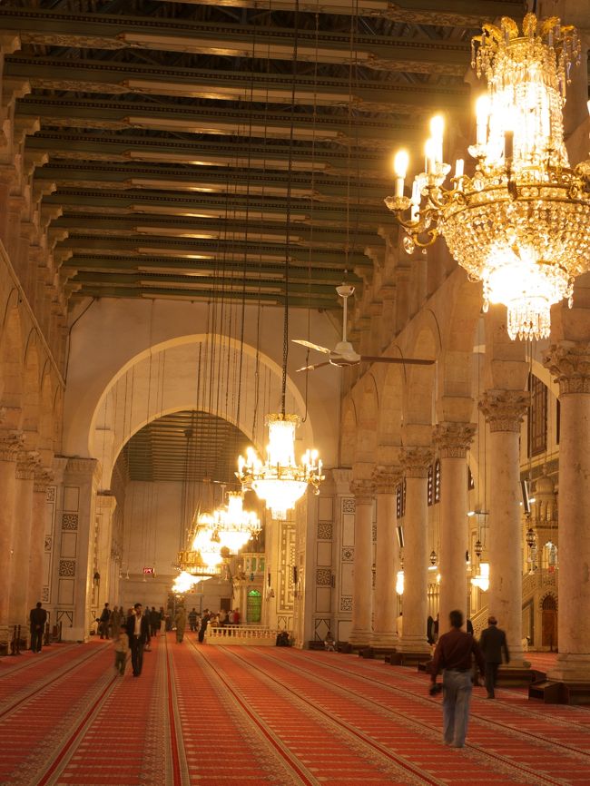 ウマイヤドモスク内部<br /><br />熱心な信者ばかりである。<br />内部も綺麗なのでぜひ見て欲しい。