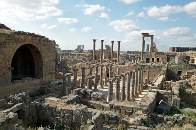 劇場の裏手<br /><br />ここにも貯水地とかあり、見所が多そうだが<br />この時点で帰りの足に不安が…<br /><br />もっと早くダマスを出れば良かったと、ちょっと後悔