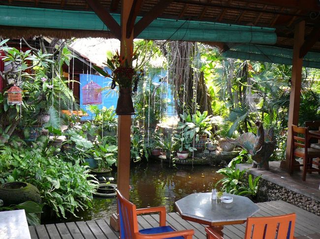 オープンエアな店内はテーブル席とソファー席があります。