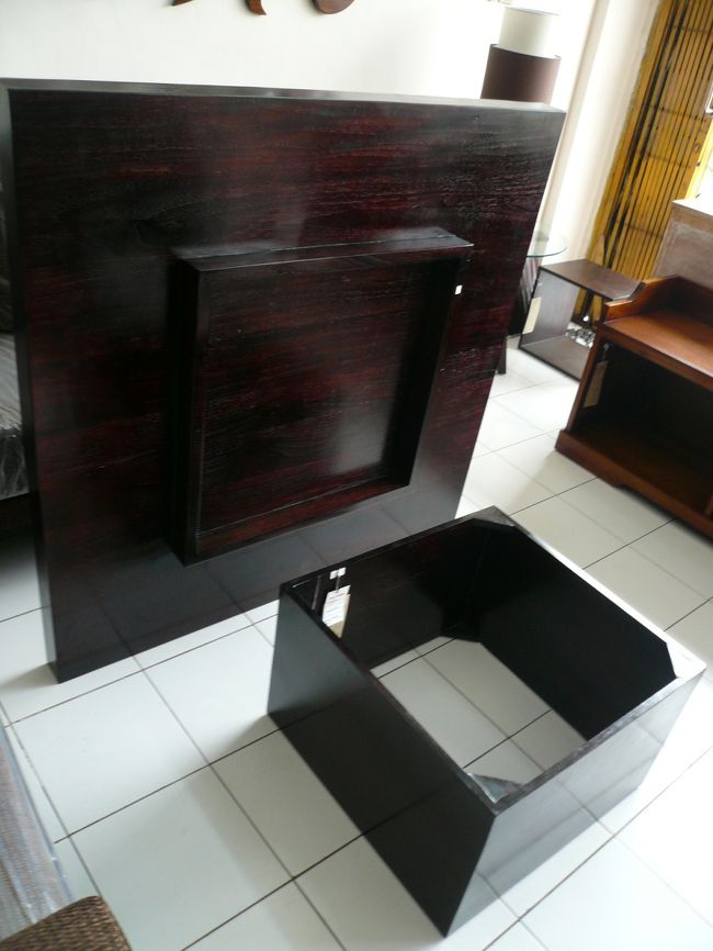 昨日カーチャーターでお世話になったSさんにもう１日お世話になりました。<br /><br />バリの家具屋さんを数店巡りました。<br /><br />リビング用に長く使えそうなテーブル。<br />和、洋室どちらも使えそう・・・<br /><br />しっかりしているけど、激重なので扱いにくいかと断念。<br /><br />とりあえず記念にパシャリ。