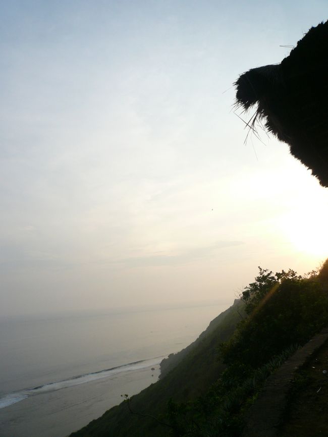 ウルワトゥ寺院近くのNyan Nyan Beach。<br /><br />絶壁の下は180度のオーシャンビューです。<br /><br />ここから階段で５００段下るとビーチに着きます。<br /><br />サーフポイントにもなっているようです。