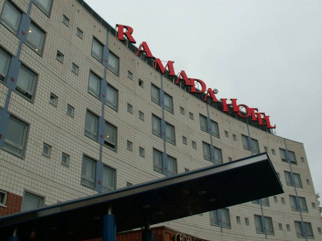 なんとまあ、フランクフルトからヘルシンキへの便が<br />遅れに遅れ、ホテルに到着したのは２３時半過ぎ。<br />１泊目は空港近くのラマダホテルをとっていたため<br />なんとか無事チェックインし、爆睡でございました。<br />ホント、市内のホテルをとってなくって大正解でした。