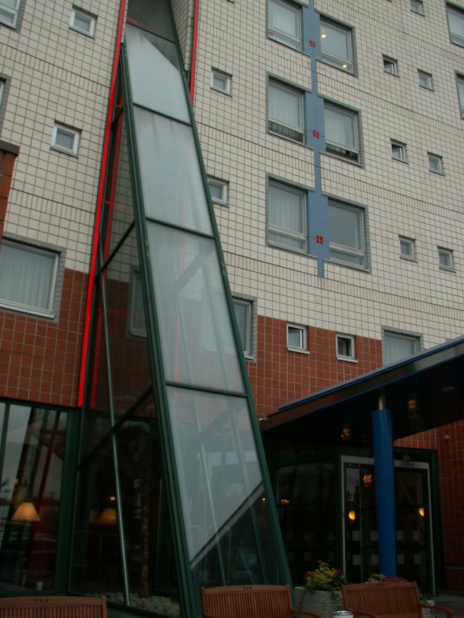 「ラマダホテル」は空港からタクシーで１０分程度。<br />深夜でなければ、空港への送迎バスもあるので<br />とっても便利です。<br />翌朝は、一度空港へ戻り<br />市内へはリムジンバスで向かいます。