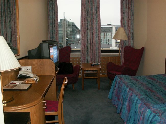 駅近くのホテルに移動し<br />朝早くだったけれど、問題なくチェックイン。<br />「ソコス　ヴァークナ　ヘルシンキ」という<br />デパートが同じ建物にある大きなホテルです。<br />めったに大きなホテルには泊まらないため<br />広〜いロビーに入っただけで、少々気後れ・・・<br />でも、いただいたお部屋はシングルながら浴槽もあり<br />「さっすが大ホテル！！」てな感じでした。<br /><br />