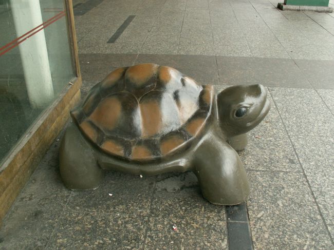 駅近くにあったオブジェ。<br />つやつやしてるんで、ついついさわってしまう。。。