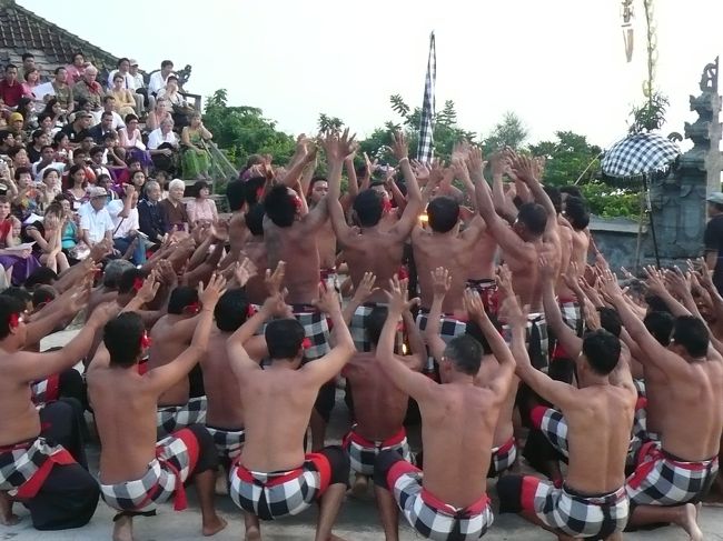 5年前ウブドでハマってしまい、おかわり絶対したいと思っていただけにケチャは最高でした。<br /><br />人数はウブドの時の方が断然多かったのですが、構成やアレンジはウルワトゥの勝利。<br /><br />ちなみに、IPODで録音出来るようにミニマイクを購入していたので、今でも日本でチャッチャッチャッ！です。