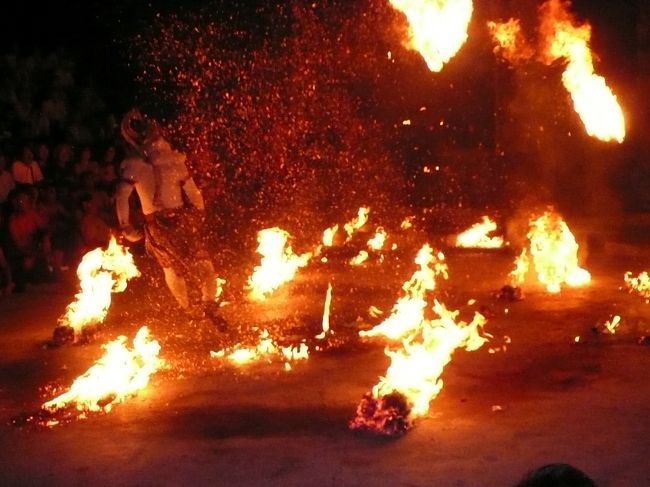 白い猿の将軍「ハノマン」によるファーヤーダンスです。<br /><br />マンクー（神事を司ることができる特別の人）によって聖水を掛けられ、火の玉を蹴り飛ばしながらトランス状態になる？！パフォーマンスです。