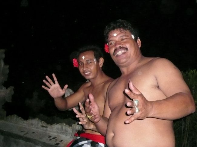 パフォーマンス終了後は、出演者との記念撮影が出来ます。<br /><br />ノリノリの彼らは、写真を撮るときもチャッチャッ歌ってくれました。<br /><br />彼らを探してみてください。