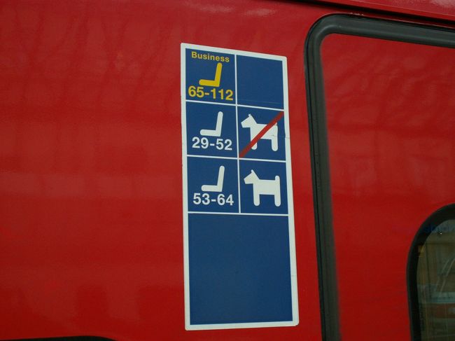 電車のサイドにあった<br />後部座席「わんこＯＫ」マークです。<br />あと「自転車ＯＫ」マークもありましたね。<br />ヨーロッパ内で電車（列車）に乗っていると<br />結構わんこ達に出会いますね。<br />みんな、ちゃんとおりこうにしているので<br />誰も気にとめてませんけどね。