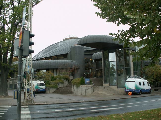 「ムーミン谷博物館」のある建物です。<br />かなり立派な図書館の地下が「ムーミン谷博物館」に<br />なっています。<br />入口は少々わかりにくい・・・・かな？