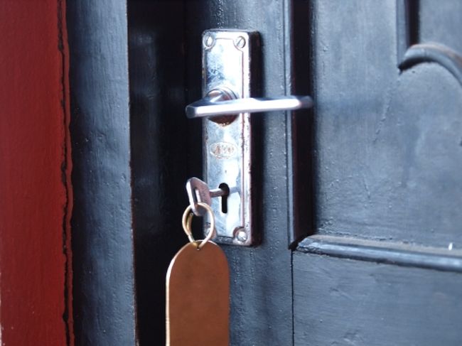 カギがさあ、15世紀なんだよね。開けるの超大変。5分くらい格闘する事はザラだった。<br />しかも夜はろうそくだし。結局ネパールのマッチは使えるようにならなかった。