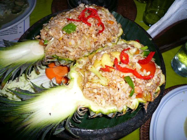 パイナップルチャーハン！！！<br /><br />30,000ルピー（300円）ですよ。サワディーカーです。<br /><br />パイナップルの果肉が入っていて、本当に美味しいんです。騙されたと思って挑戦してみて下さい。