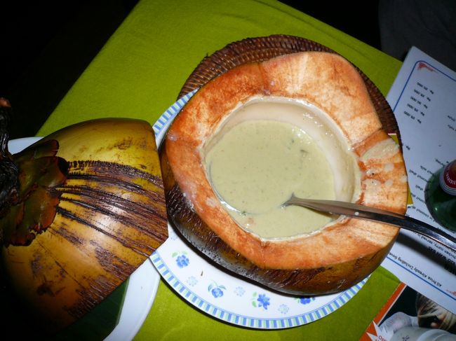 もう１つお勧めは、ヤシの実に入ったグリーンカレー！！<br /><br />チャーハンと同様具がエビや鶏肉など選べます。<br /><br />ご飯付きで49,000ルピー（490円位）でした。<br /><br />ココナッツ苦手な方も、好きになってしまうかも！です。<br /><br />他に焼きそば（パッタイ）なども頼みました。