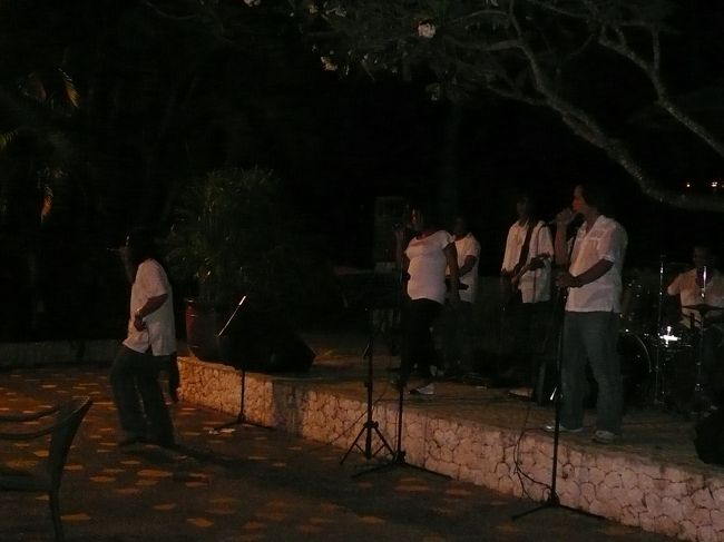 夜のホテル内を散歩すると、ノリノリの音楽が聞こえてきました。<br /><br />ラテン系の音楽を爆音で弾いていました。<br /><br />毎晩彼方此方で生ライブが聴けたようです。