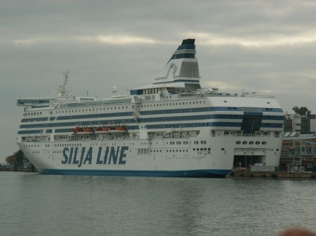 ヘルシンキとストックホルムを結ぶ<br />「シリヤライン」が近くを航行していました。<br />フェリーで隣り合わせた韓国人のご夫妻は<br />翌日これに乗ってクルーズだっていってたなぁ。<br />いいなぁ〜。