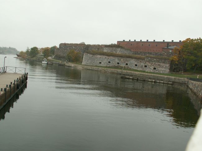 「スオメンリンナ要塞」到着です。<br />帰りのフェリーの出発まで<br />しばし散策してみます。