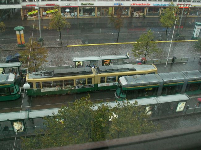 ホテルの窓からトラムの走っているのが<br />見えました。<br />ヨーロッパの街並みにはトラムがよく似合います。