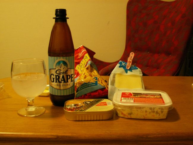 ある日の夕食（？）<br />「アルコール＋つまみ」さえあれば<br />どこでも大丈夫な私です。<br />