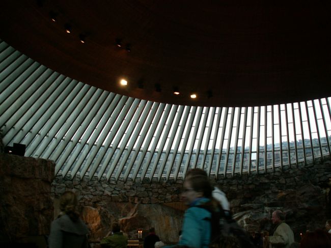 「テンペリアウキオ教会」はヘルシンキ観光の<br />第一の目的でした。<br />中に入って、あまりの明るさにビックリ。<br />教会とは思えない・・・でも、荘厳な雰囲気が漂い<br />信者でなくとも、その心地よさから<br />ず〜っととどまっていたいと思う教会です。