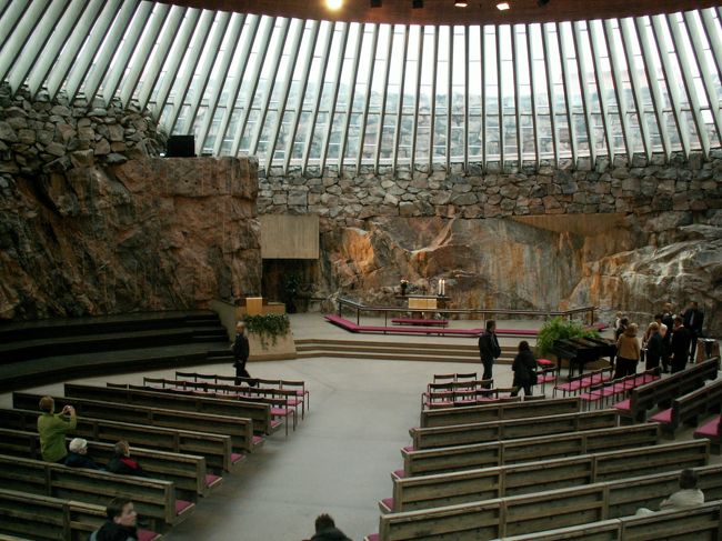 「テンペリアウキオ教会」の２階席から見下ろしてみる。<br />ホント、広いなぁ・・・