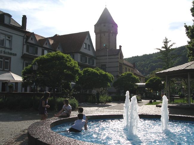 マイン川に面した所には、各レストラン兼ホテルが立ち並んでいます。