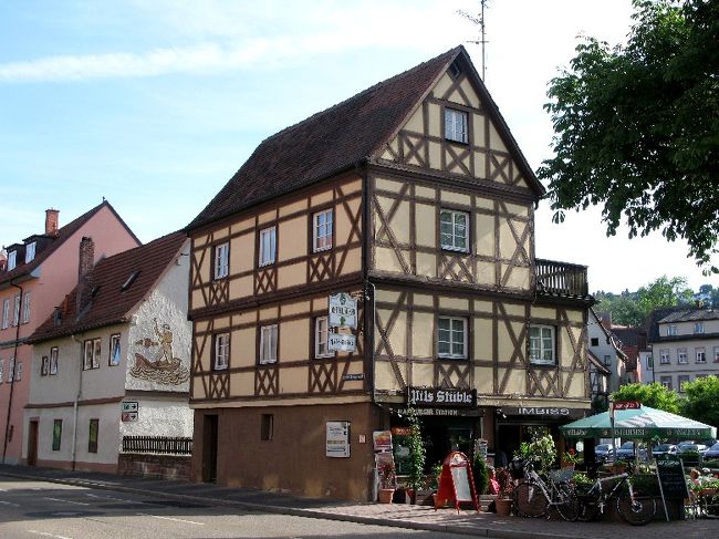 さて、街中への入り口です。<br />こんなお店が迎えてくれます。