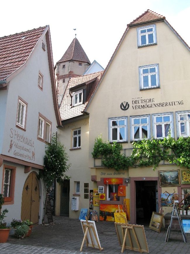 裏路地を進むと、先程のSpitzer Turmが見える、オシャレな一角へ出ます。<br />絵を売っているお店でしょうか。