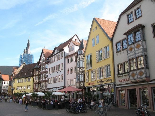 皆、観光客ですが、著名な川とお城の某観光地と違って、あくせくと観て回っている人など誰も居ません。ここでは、テーブルに座って、じっと何もしない時を過ごせば、それでいいのです。