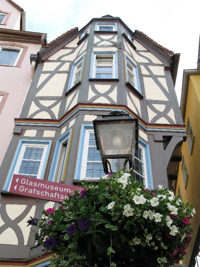 街灯には、フランスの様に花が添えられています。