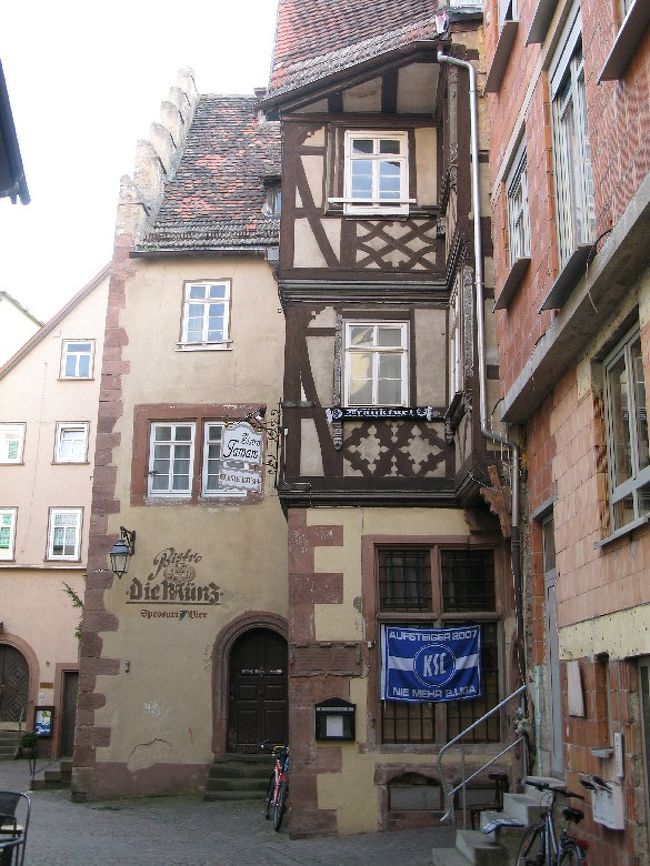 奥では、誰かがくつろいでいました。