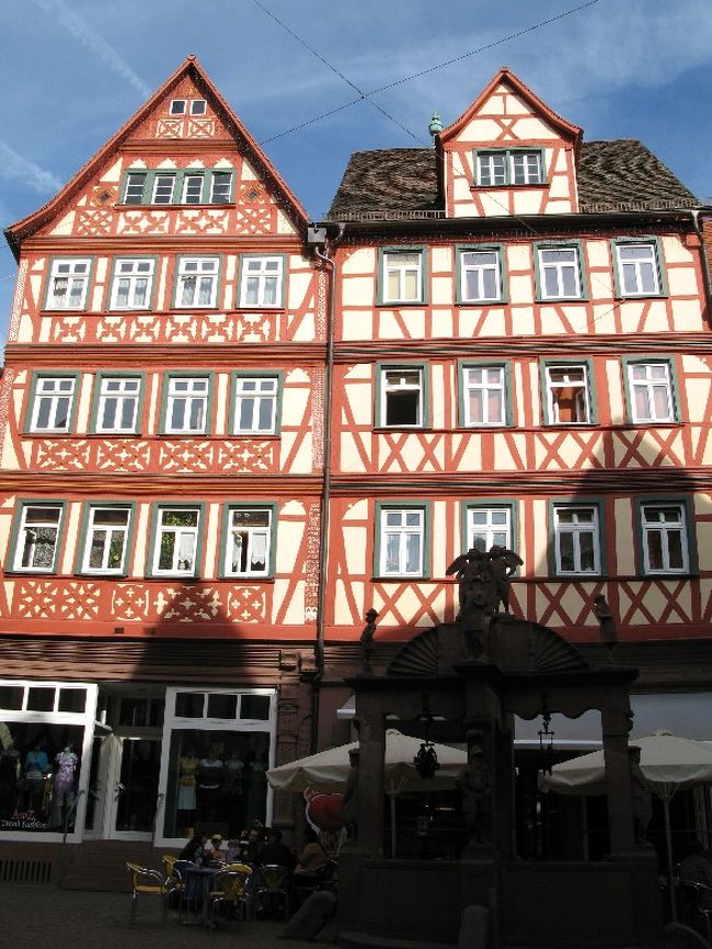 Marktplatzの南側には、個人的に最も惹かれるスポット、Engelsbrunnenのある小さな広場があります。<br />ここの二つの木組みの建物は、見事というしかありません。