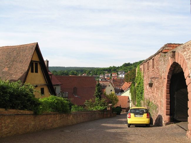 階段を登ると、あとは舗装道路。ここをゆっくりと登れば直ぐにお城です。