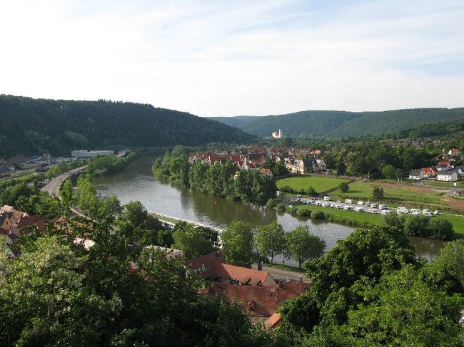 この日立ち寄ったのは、夕方でしたので、逆光です。街の眺望写真撮影には、午前中をお薦めします。<br />右がマイン川、そして見えにくいですが、ちょっと向こうがタウバー川との分岐点。つまり、街は、二つの川に挟まれた、三角形みたいな形なのです。