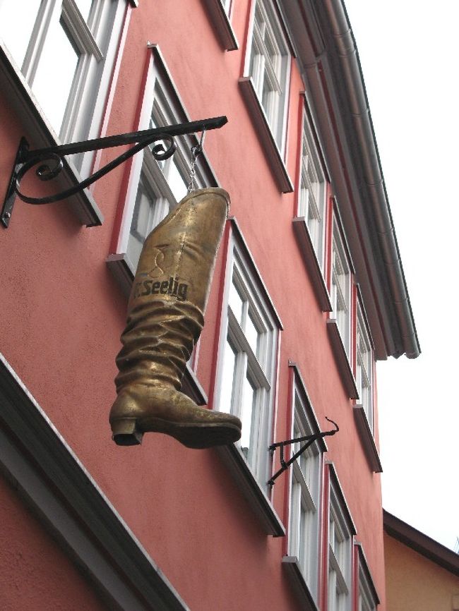 その奥の路地には、ドイツの他ではなかなか見られない形の看板があります。<br />落ちてきて頭に当たったら痛いだろうな、とあらぬ心配をしてしまいます。