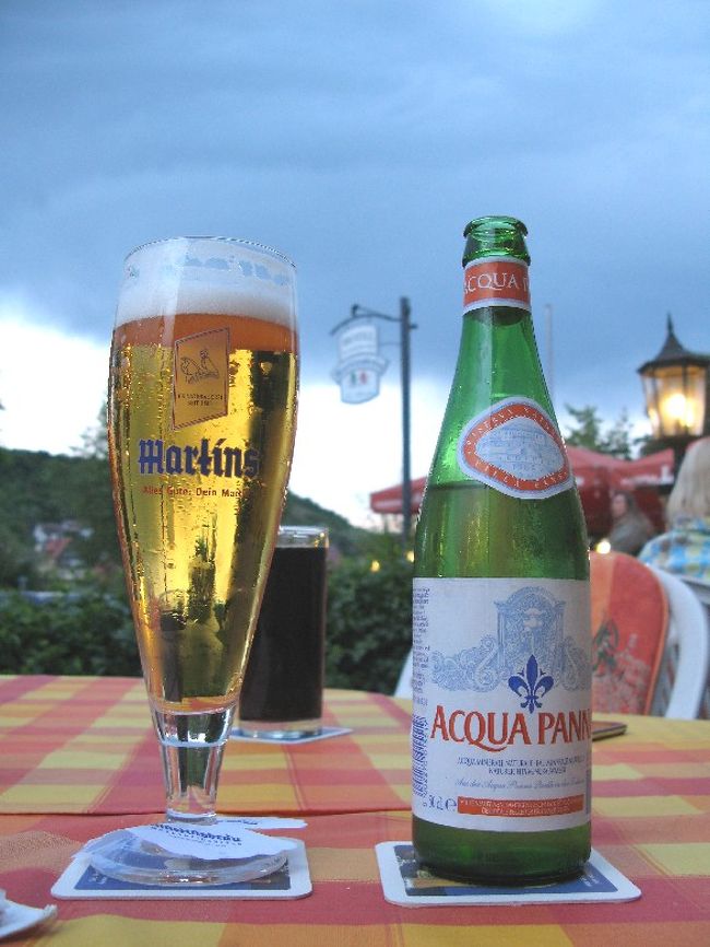 ドイツでは、飲酒運転への処罰は厳しいので、毎度、美味しいPANNAを飲みます。（左は見るだけ。）<br /><br />聞こえてくるのは、鳥の声だけ。それだけで十分です。