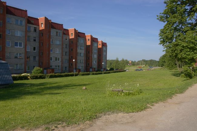 ２００７年６月７日　木曜日　快晴<br /><br />郊外にある宿から、てくてく歩いて町へ。<br />この日はツェーシスの町を散策。<br /><br />宿"PUTNINKROGS"から駅前まで歩いて２０分程度。