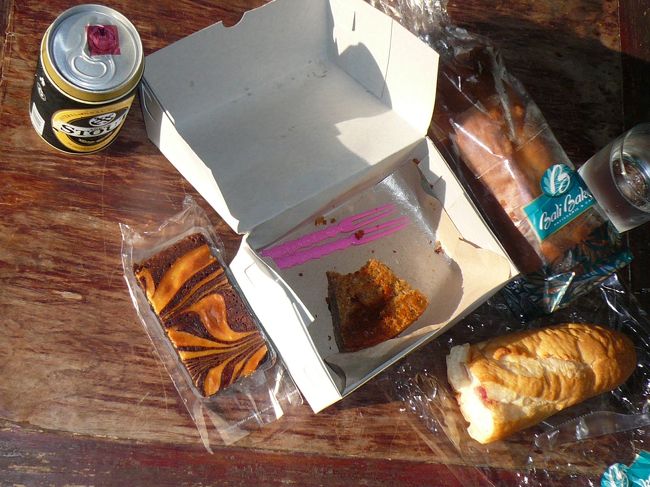 カフェワヤン（ウブド）のケーキとお気に入りのバリベーカリー（クタ）のパン♪<br /><br />朝から黒ビールも…!？