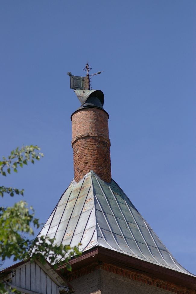 煙突の覆いのデザインが洒落ている。<br />風が吹くとクルクル回る。