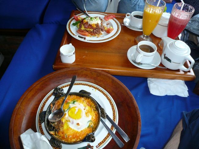 クタの[TJ'S]<br /><br />２日連続での来店！<br /><br />今日はお得な朝食メニューをオーダーします。<br /><br />メキシカンブレックファーストは２種類あり、<br /><br />オーブン料理とトスターダスを１つづつオーダーしました。<br /><br />フレッシュジュースとコーヒー（または紅茶）がついて４５０００ルピー（約４５０円）！！