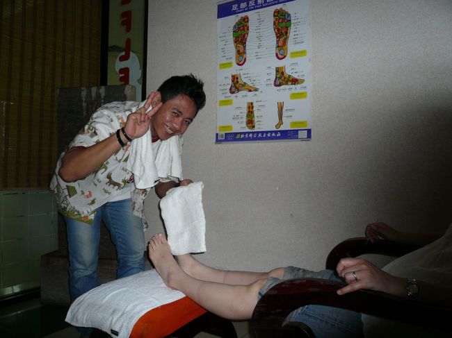 カルフールの４階スーパー隣にあるリフレクソロジーのお店[MEGUMI]<br /><br />簡単な足浴をしてからマッサージに入ります。<br /><br />ドリンク付きで１時間４００００ルピー（４００円位）！<br /><br />日本だったら４００円ではドリンクしかたのめません…<br /><br />カメラを向けたらノリ良くピース！！<br /><br />スタッフは皆さん若いけど腕は上手です。