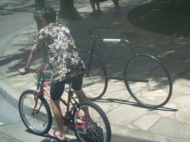 自転車止めと自転車に乗ってるオジサン。<br /><br />自転車は必ずこの場所に止めましょう。<br />日本の感覚で道端に止めると違反キップを切られます！