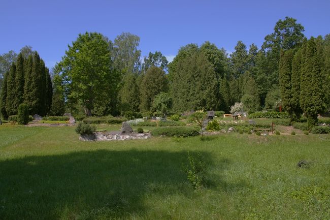 湖の前には墓地が。<br />生まれ育った故郷で美しい湖の風景を眺めながら、安らかな眠りに就いているのだろう。