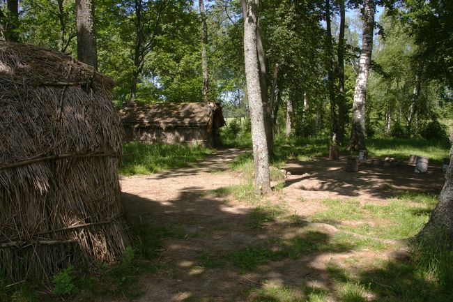 湖上の中の島に復元された住居跡。