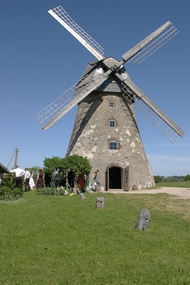 なにやら人が集まっている。