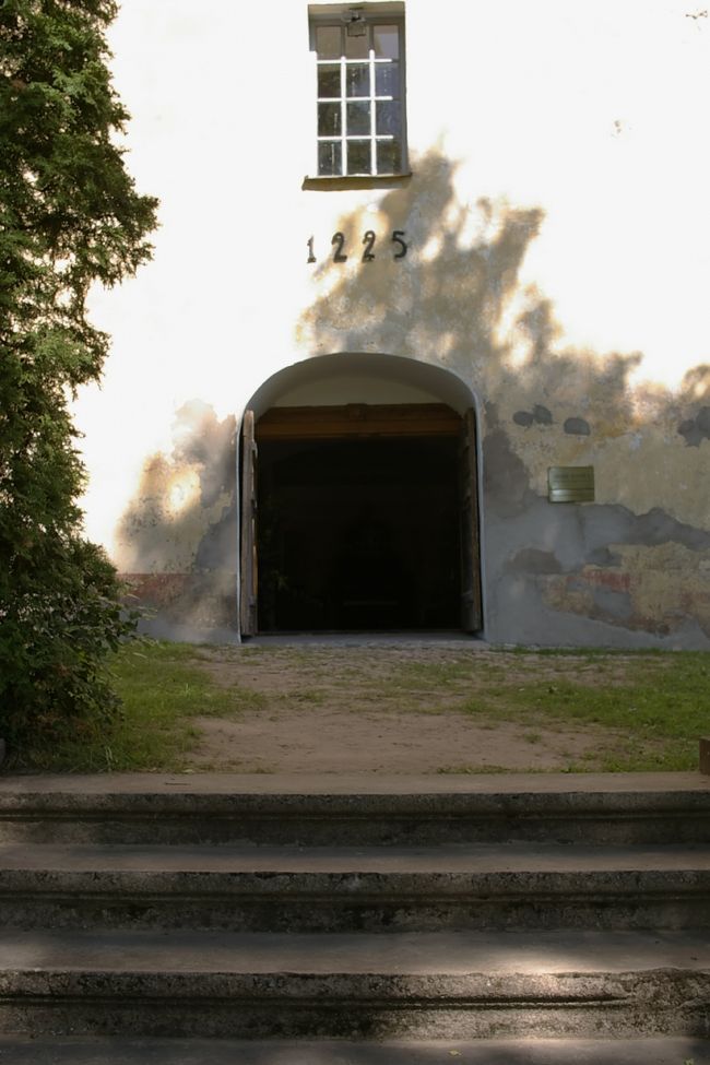 バスを待つ間に、バス停近くの古い教会に立ち寄ってみた。